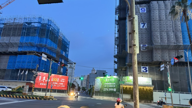 你以為房地產投資客死了？他們只是跑去股市賺錢而已，房價翻倍沒你的份，股市翻倍也沒你的份，這十年到底在忙什麼？
