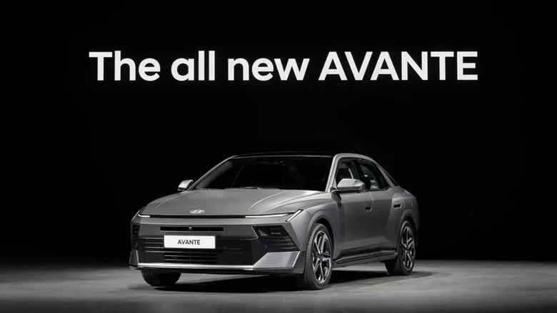第 8 代 Hyundai Elantra 發表!車格放大、導入 AI 助理 油電同步升級