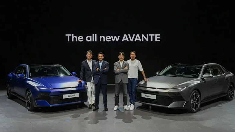第 8 代 Hyundai Elantra 發表!車格放大、導入 AI 助理 油電同步升級