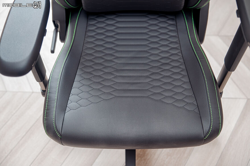 Razer Iskur V2 NewGen 開箱體驗|具備多樣可調+腰部支撐系統的人體工學電競椅