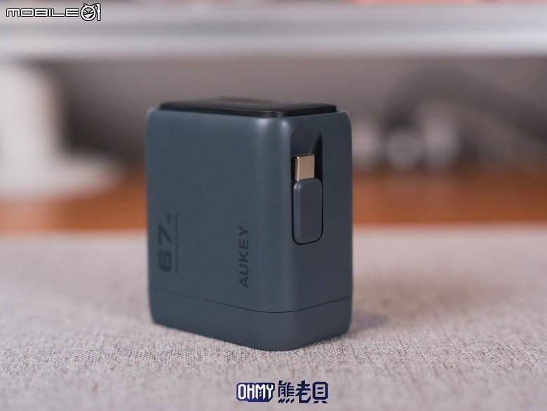 終結出門忘帶線材 AUKEY C12 氮化鎵自帶線筆電、手機快充充電器 67W