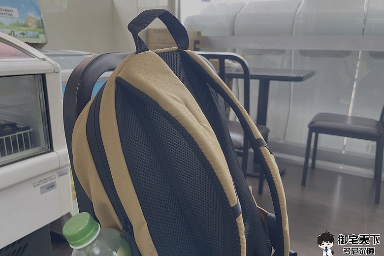 開箱｜【Targus 泰格斯】TBB66209GLR EcoSmart 13-14 吋春日款後背包 - 筆電專用黃色豬鼻包，還附贈雨罩！