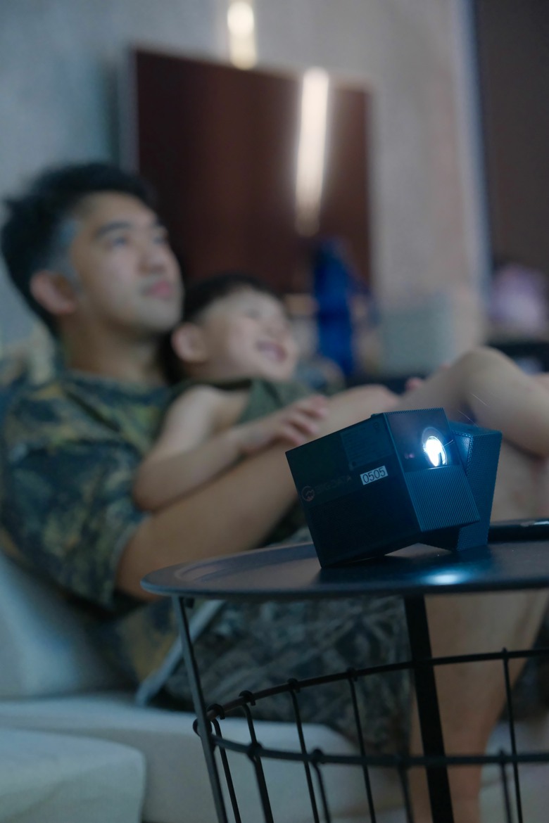 【開箱】客廳電視可以拆了！今年最推的 TCL PlayCube 微型投影機（內裝沒話說，老婆也點頭）