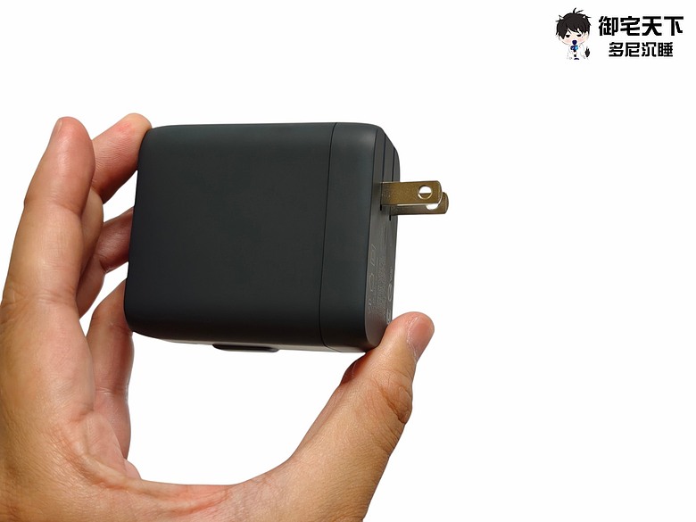 點我看大圖 開箱|AUKEY C12 67W 氮化鎵自帶線充電器 - 67W 大功率能為筆電充電,搭配伸縮線設計,拉取順暢、充電更方便!