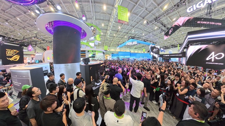 【COMPUTEX 2026 -ROG攤位體驗-電競周邊 】ROG 20 週年 Edition 20:透明黑金之下,玩家信仰的工藝展演