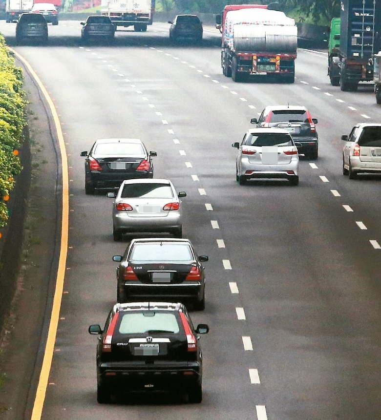 【交通社論】「我開最高速限哪有錯？」破解國道內線路隊長的自私邏輯，附「一擊必中」檢舉路隊長SOP！