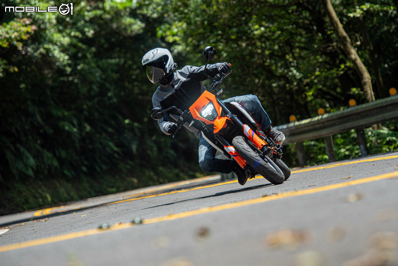 KTM 390 SMC R 試駕｜街車以上，滑胎以下