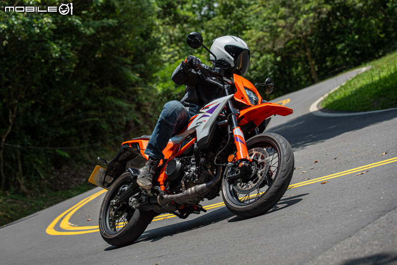 KTM 390 SMC R 試駕｜街車以上，滑胎以下