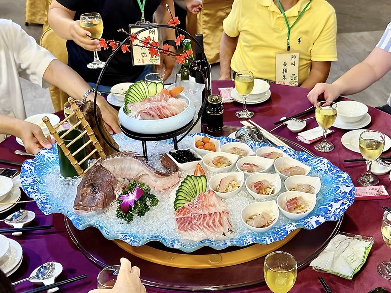 屏東公司聚餐推薦｜創意甜點攤拔絲糖葫蘆現場拉糖｜舞台投影機免費附一次到位