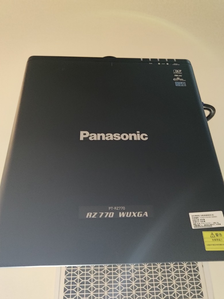 Panasonic PT-RZ770 雷射投影機值得購買嗎？請教使用心得、維修經驗及中古機選購建議