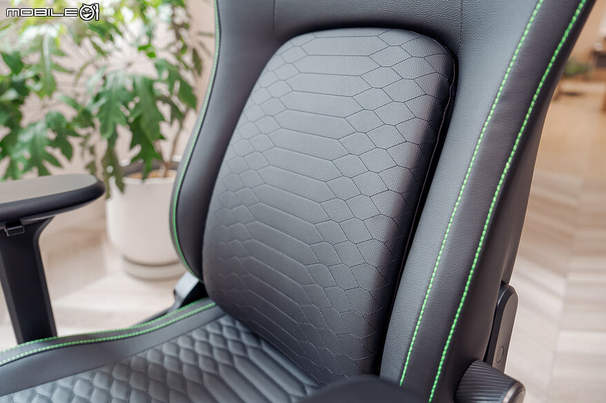 Razer Iskur V2 NewGen 開箱體驗|具備多樣可調+腰部支撐系統的人體工學電競椅