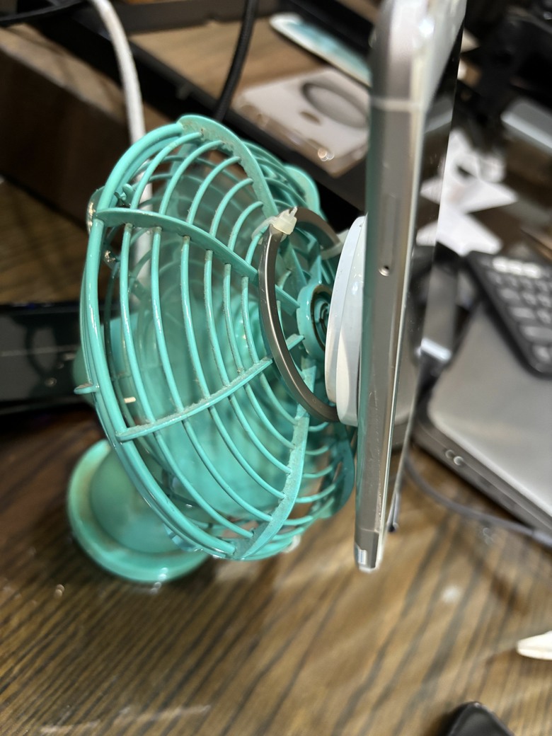 涼夏改裝,沒想元祖大同電扇可以變成手機充電座!