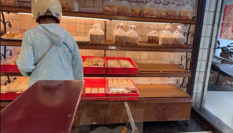 麵包店的格紋層架老舊想要自已DIY或者買半成品量好長度再略裁切與釘槍固定