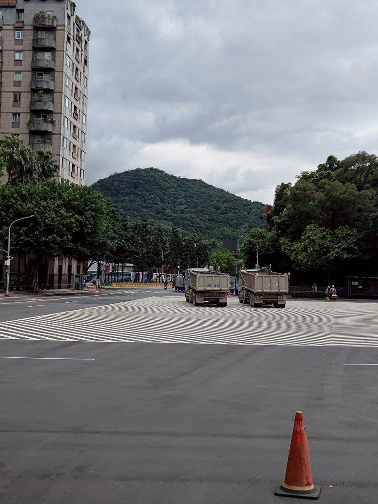 砂石車與大型貨運車輛之裝載規範與違規判定標準之實務探討（臺灣法規與案例分享）