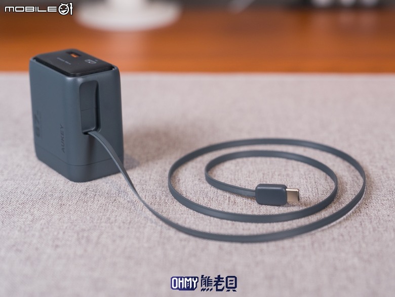 終結出門忘帶線材 AUKEY C12 氮化鎵自帶線筆電、手機快充充電器 67W