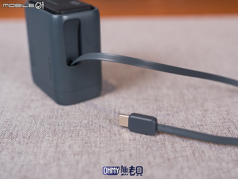 終結出門忘帶線材 AUKEY C12 氮化鎵自帶線筆電、手機快充充電器 67W