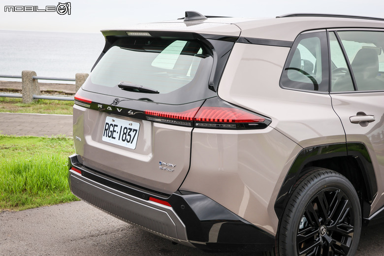 Toyota RAV4 PHEV 試駕｜可純電每日通勤、還具備6秒內加速破百的實力！