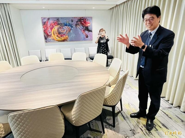王鴻薇拿AI假圖質詢