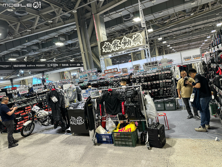 點我看大圖 滂沱大雨檔不住,2026 花博重型機車暨人身部品熱烈開展!