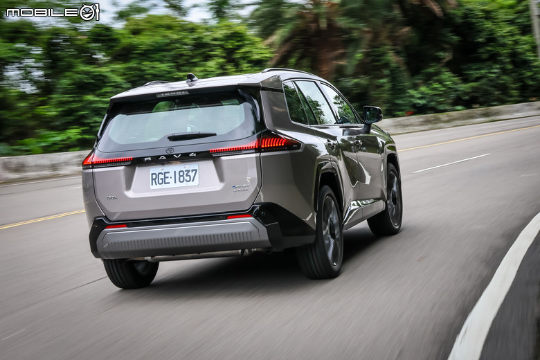 Toyota RAV4 PHEV 試駕｜可純電每日通勤、還具備6秒內加速破百的實力！