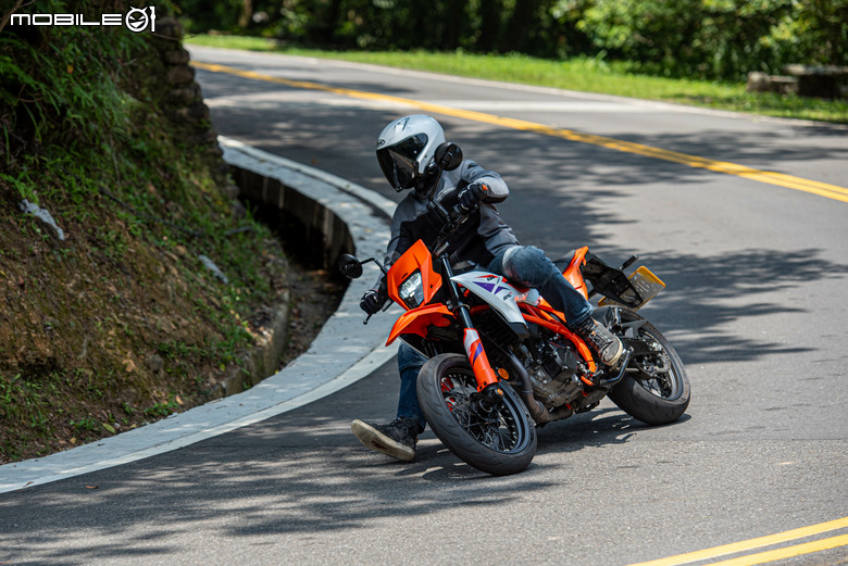 KTM 390 SMC R 試駕｜街車以上，滑胎以下