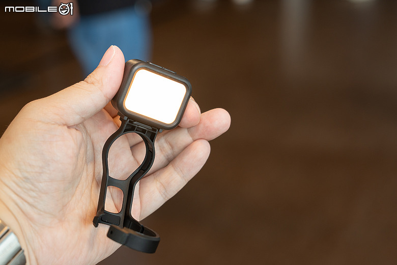 Insta360 首款旗艦雲台相機 Luna Ultra 來了!徠卡 1 吋 8K 雙鏡頭、2 吋可拆螢幕、支援頭部追蹤