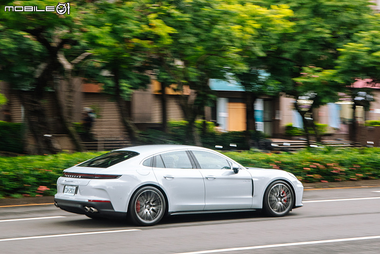 Porsche Panamera 4S E-Hybrid 試駕｜不張揚的快，更顯從容！