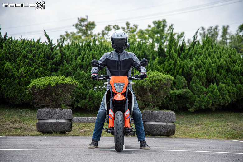 KTM 390 SMC R 試駕｜街車以上，滑胎以下