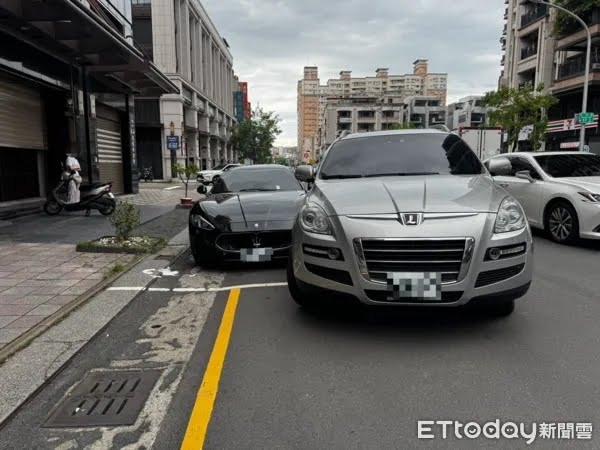 高雄女路邊停車 擦撞路邊瑪莎拉蒂
