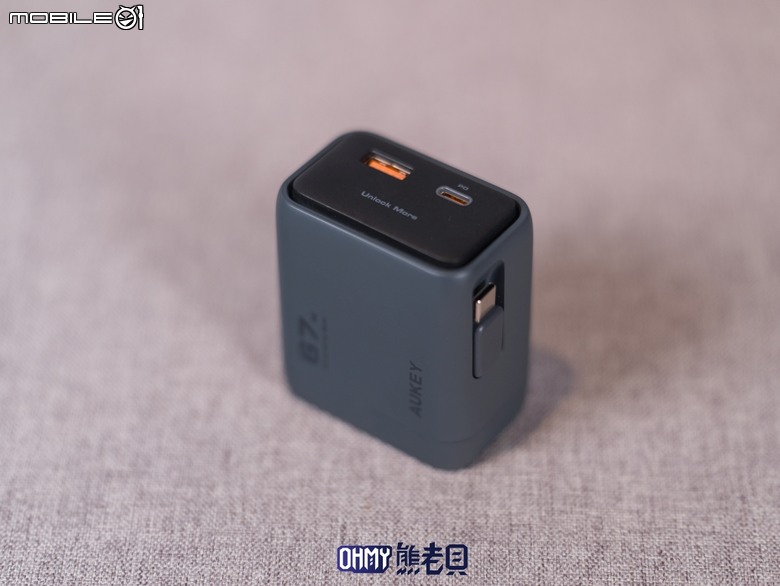 終結出門忘帶線材 AUKEY C12 氮化鎵自帶線筆電、手機快充充電器 67W