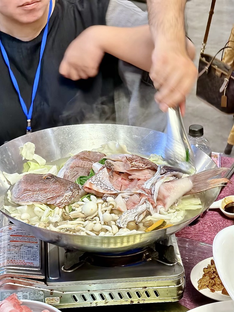 屏東公司聚餐推薦｜創意甜點攤拔絲糖葫蘆現場拉糖｜舞台投影機免費附一次到位