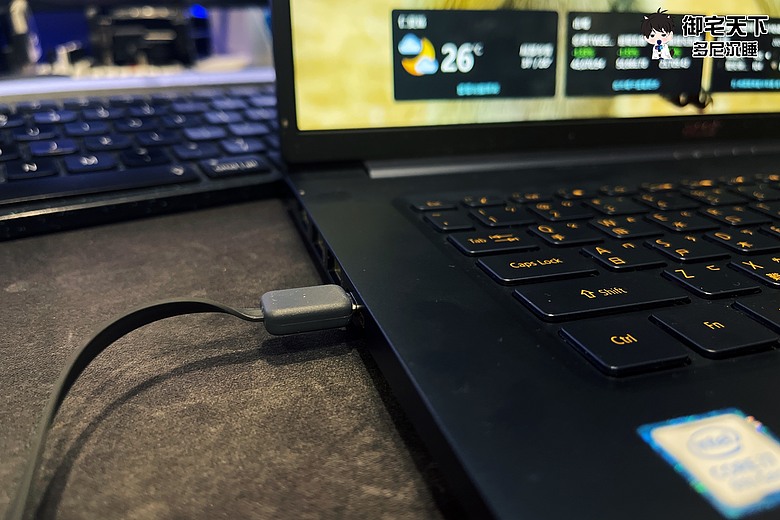 點我看大圖 開箱|AUKEY C12 67W 氮化鎵自帶線充電器 - 67W 大功率能為筆電充電,搭配伸縮線設計,拉取順暢、充電更方便!