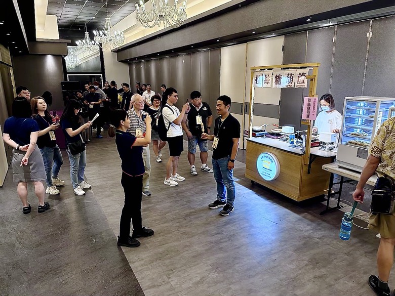屏東公司聚餐推薦｜創意甜點攤拔絲糖葫蘆現場拉糖｜舞台投影機免費附一次到位