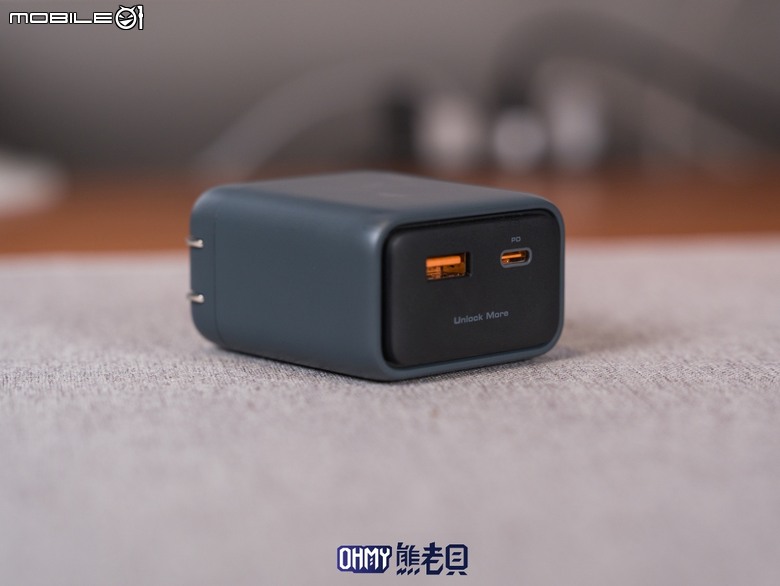 終結出門忘帶線材 AUKEY C12 氮化鎵自帶線筆電、手機快充充電器 67W