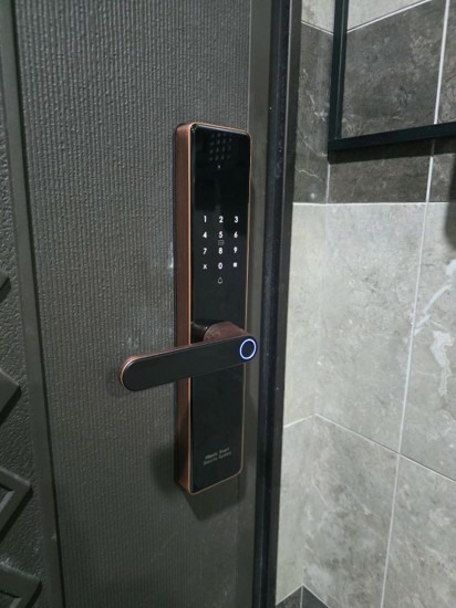 強迫症與忘鑰族的救星！日立「誠」系列全自動推拉式指紋電子鎖深度開箱