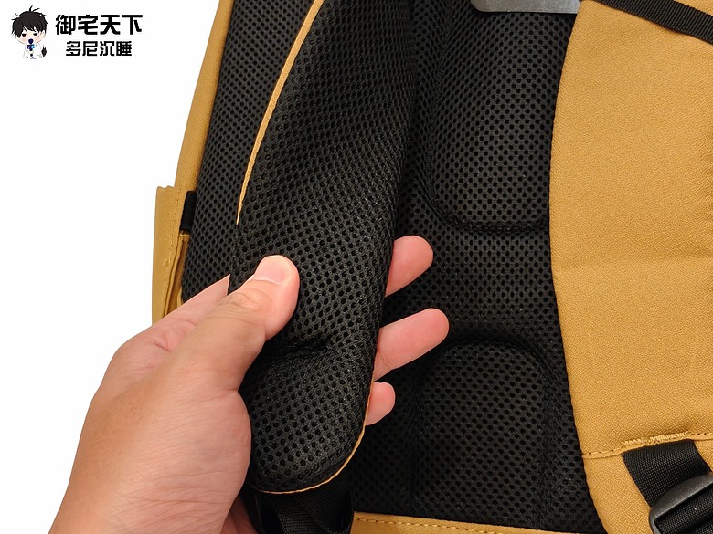 開箱｜【Targus 泰格斯】TBB66209GLR EcoSmart 13-14 吋春日款後背包 - 筆電專用黃色豬鼻包，還附贈雨罩！