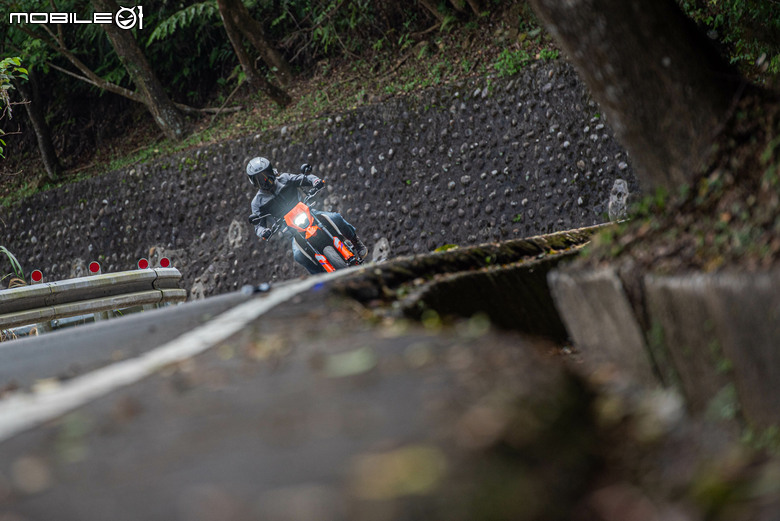 KTM 390 SMC R 試駕｜街車以上，滑胎以下