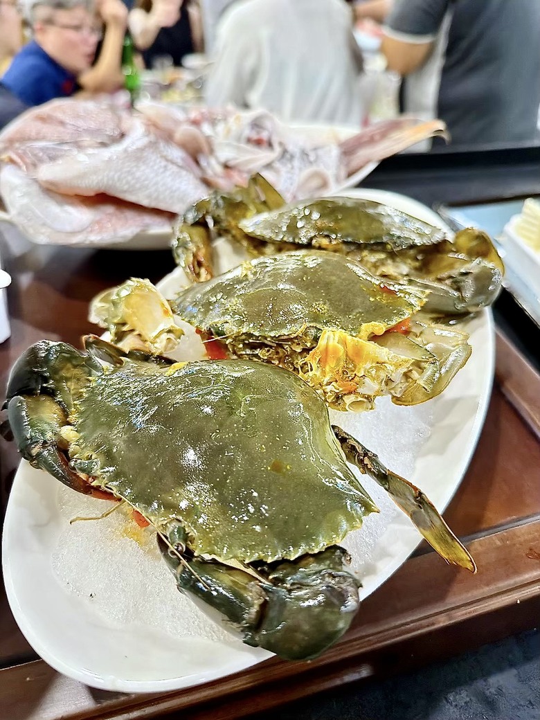 屏東公司聚餐推薦｜創意甜點攤拔絲糖葫蘆現場拉糖｜舞台投影機免費附一次到位