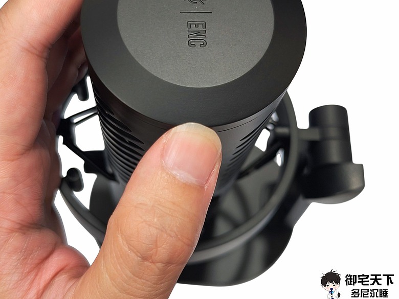 開箱｜FANTECH MCX04 USB 電容式 RGB 麥克風 - 入門到中階玩家需求一次到位，2 千內有找的電腦麥克風！