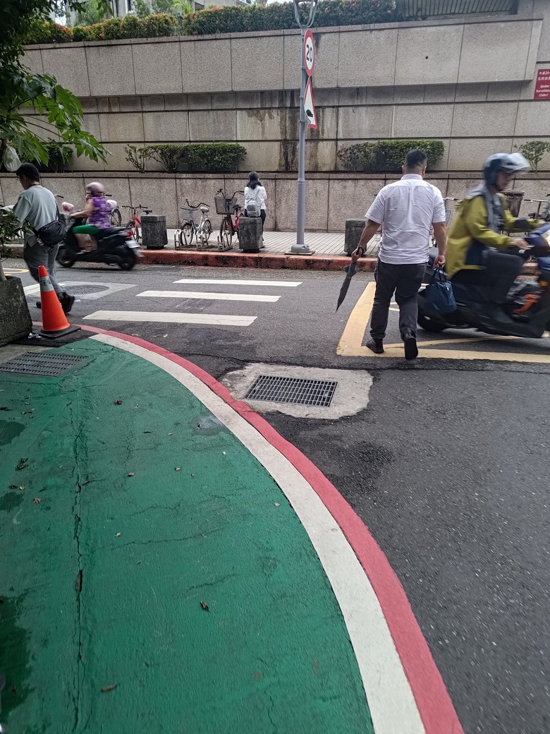 台北市中山區民權西路4號出口