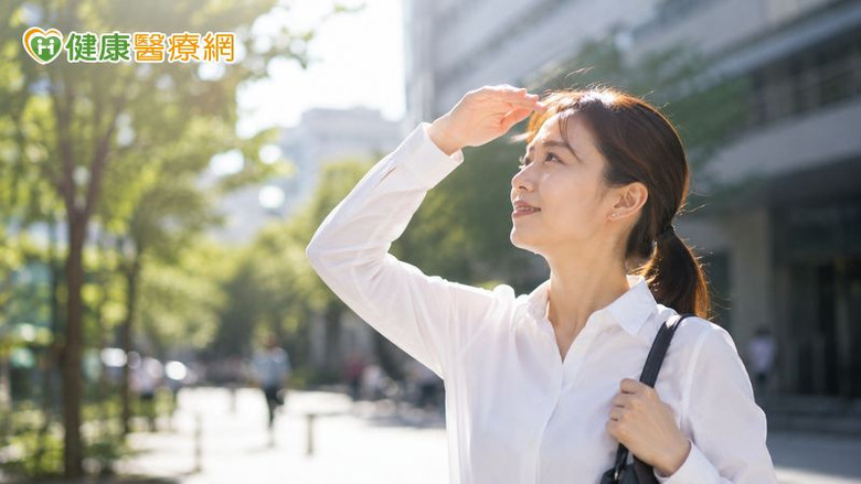 只談藍光還不夠？「複雜光源」成現代眼睛保養新課題
