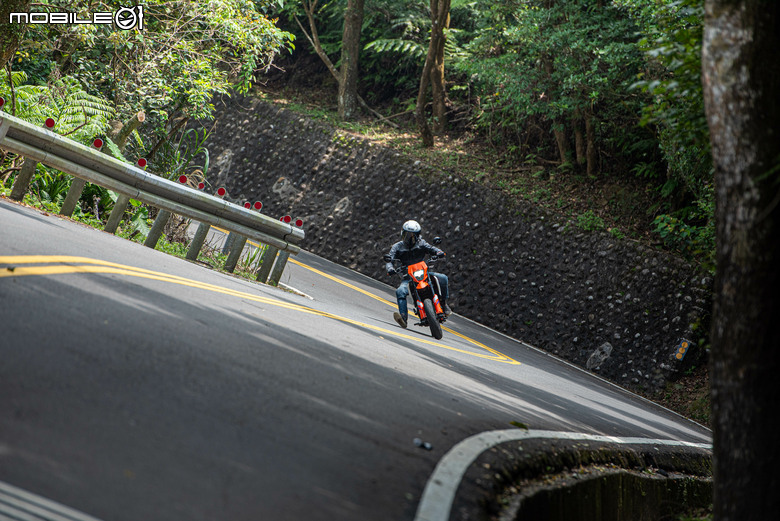 KTM 390 SMC R 試駕｜街車以上，滑胎以下