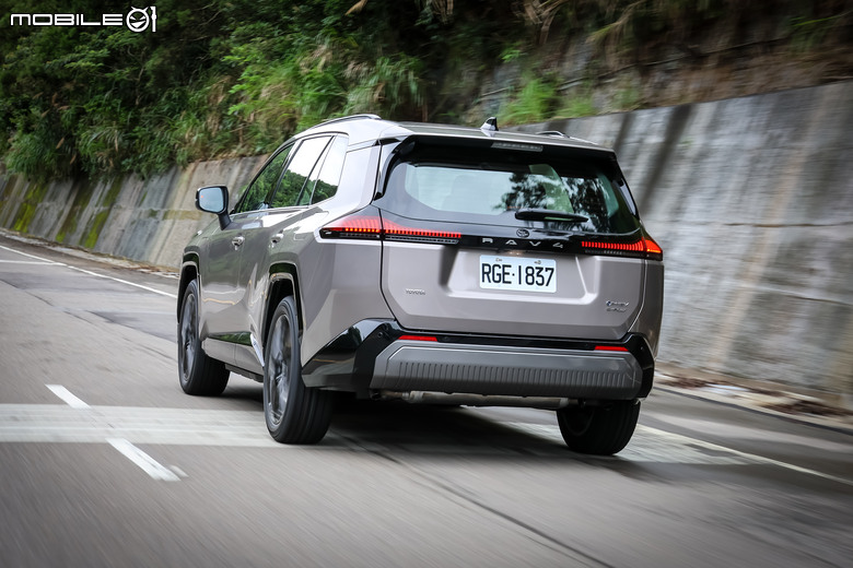Toyota RAV4 PHEV 試駕｜可純電每日通勤、還具備6秒內加速破百的實力！