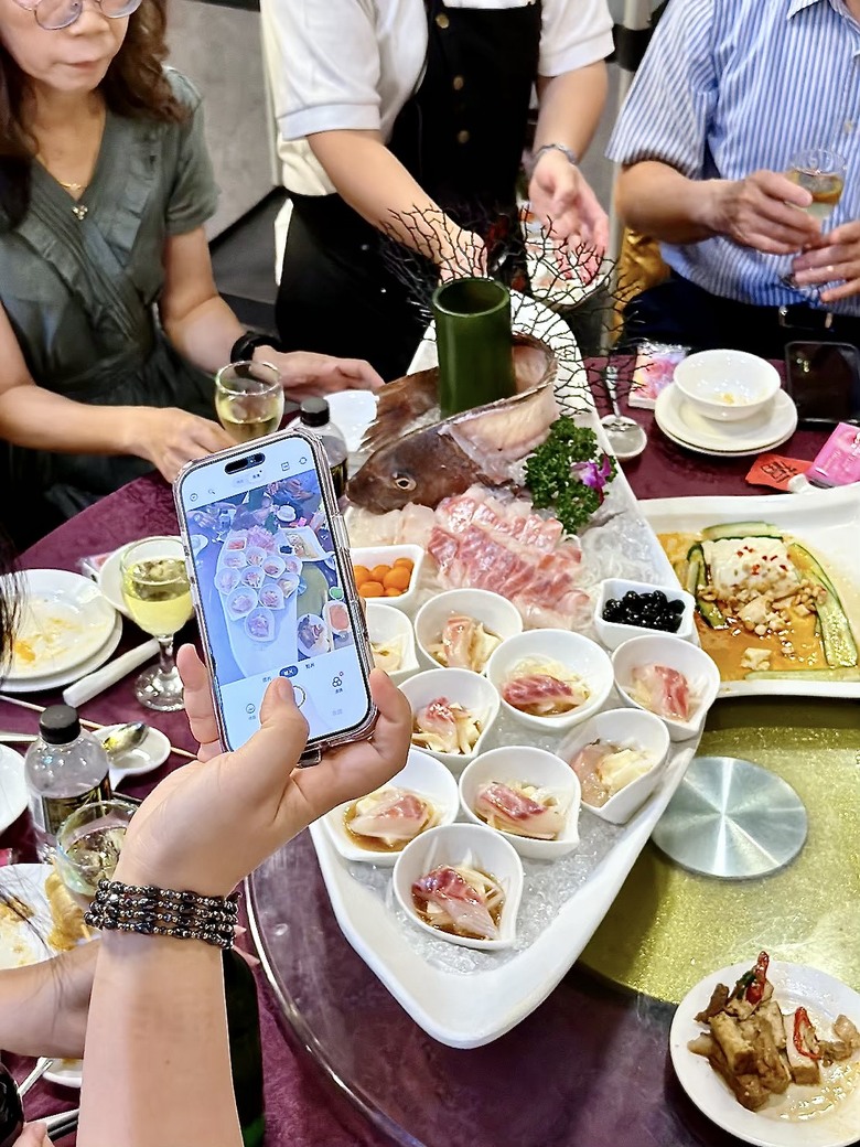屏東公司聚餐推薦｜創意甜點攤拔絲糖葫蘆現場拉糖｜舞台投影機免費附一次到位