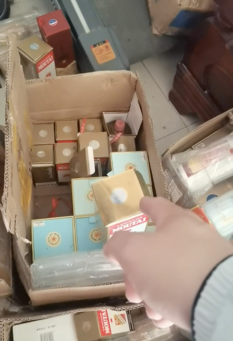 點我看大圖 四川珙縣警方赴瀋陽查假五糧液扣走159瓶茅台,辦案民警代五糧液公司談數十萬和解金