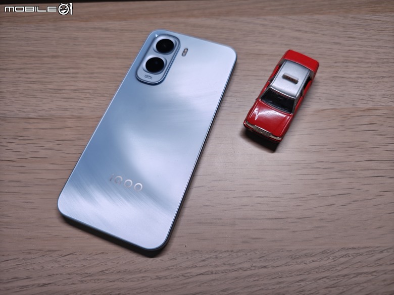 點我看大圖 電量焦慮可以退場了?iQOO Z11 開箱:9020mAh、144Hz 與全天候電力怪獸