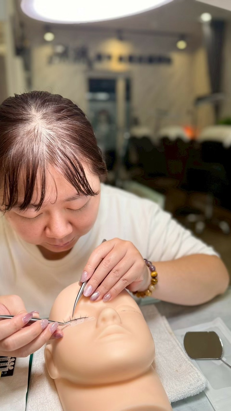 【分享】台南美睫教學｜老師本身具多項證照與評審資歷，掛她的名字出去服務才安心