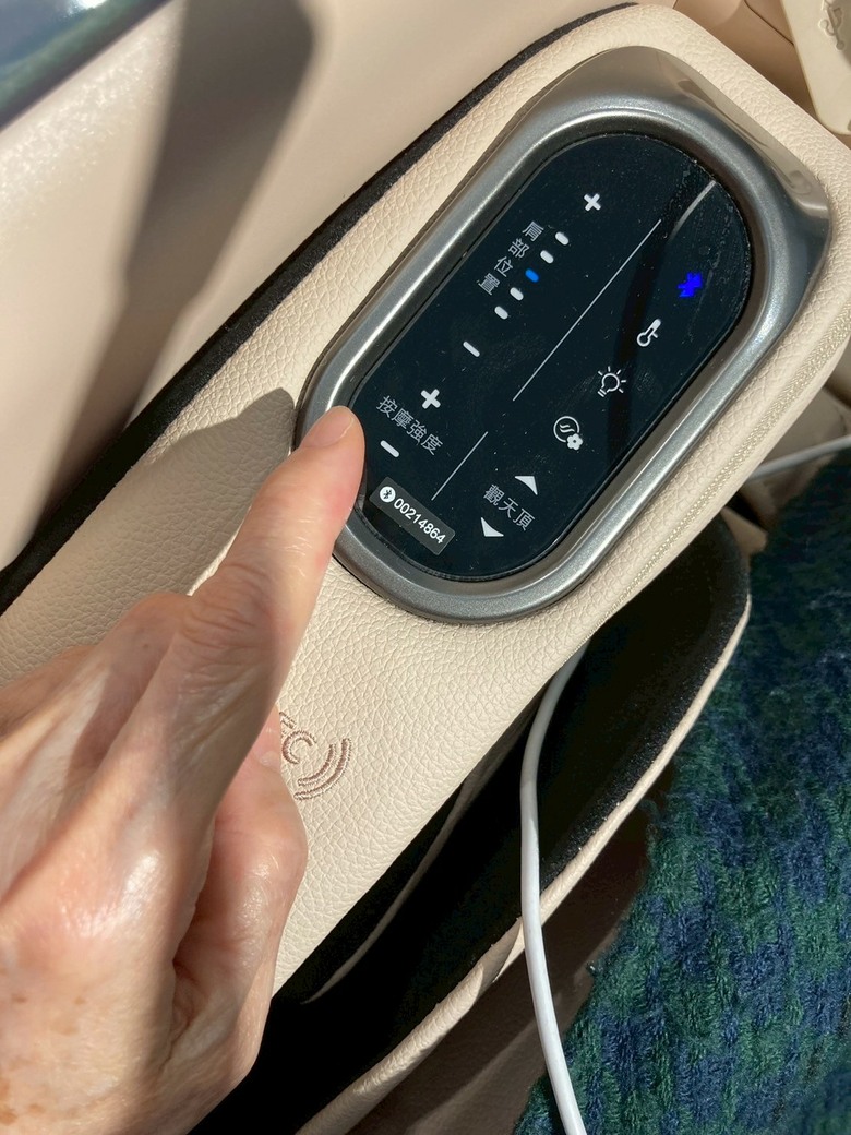 頂級SPA搬回家!OSIM AI 5感養身椅居家開箱--功能規格+長輩實際體驗全紀錄