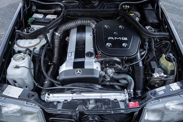 Mercedes-Benz 300 CE-24 AMG 3.4寬體版現身拍賣 272hp經典直六絕響！