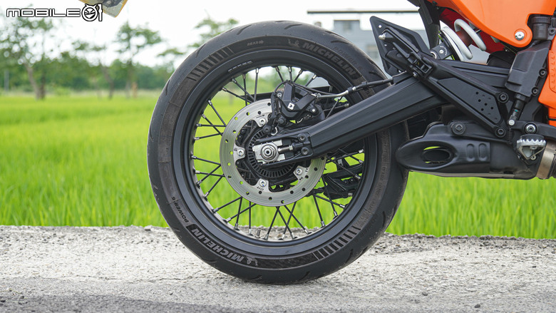 KTM 390 SMC R 試駕｜街車以上，滑胎以下